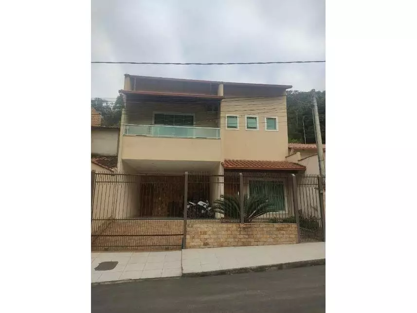 Casa em Leilão com 268m² Construída em Barra Mansa/RJ