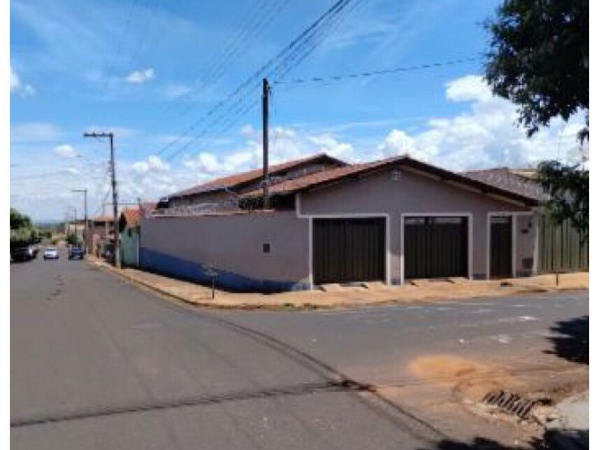 Casa espaçosa com 2 lotes em Santo Antônio - Aramina/SP