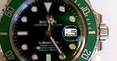 Relógio Rolex Pulseira Prata Fundo Verde