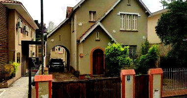 Casa espaçosa com 7 quartos, 5 banheiros e 438m² construída