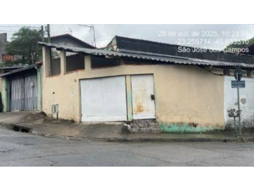 Casa com 2 quartos, 1 banheiro e 1 vaga de garagem, ocupada