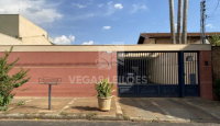 Casa com 4 dormitórios, 2 banheiros e área construída de 120m²