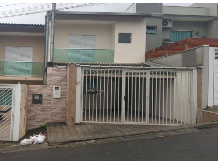 Casa com 2 vagas, 106m² construídos, ocupada