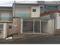 Casa com 2 vagas, 106m² construídos, ocupada