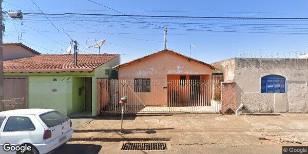 Casa com 400m², 31.68m² construídos, necessitando reparos