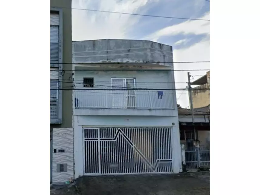 Duas casas ocupadas com 6 quartos e 470m² construídos