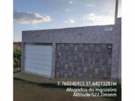 Casa com 3 quartos, 2 banheiros e 1 vaga de garagem