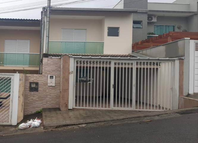 Casa com 3 quartos, 138m², ocupada, ideal para investimento