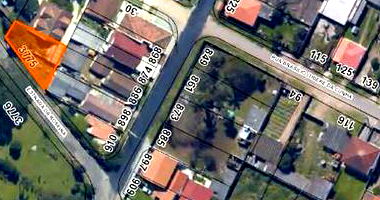 Terreno urbano com residência simples 52m², 450m² total