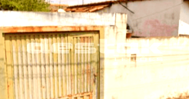 Casa com 5 cômodos e amplo quintal em Barra Bonita/SP