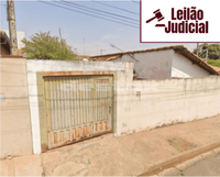 Casa com 5 cômodos e amplo quintal em Barra Bonita/SP