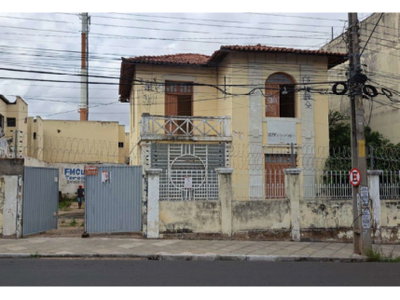 Casa desocupada com 313,60m² construídos