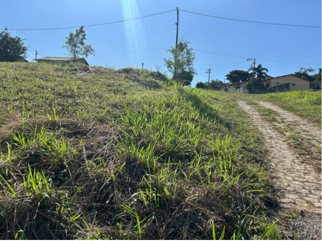 Terreno 250m² em condomínio residencial, aclive, desocupado