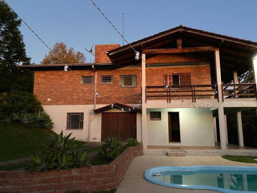 Casa com 3 quartos, 2 banheiros e 243m² construída, ocupada
