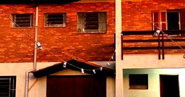 Casa com 3 quartos, 2 banheiros e 243m² construída, ocupada