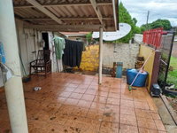 Casa de madeira com 2 quartos, sala, banheiro e área coberta