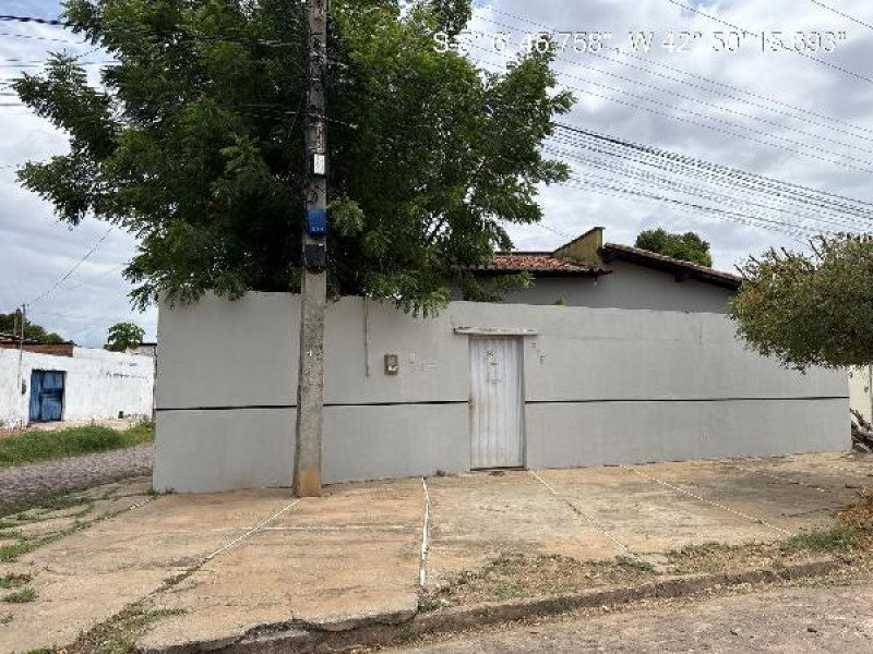 Casa com 3 quartos, 2 banheiros e 1 vaga de garagem