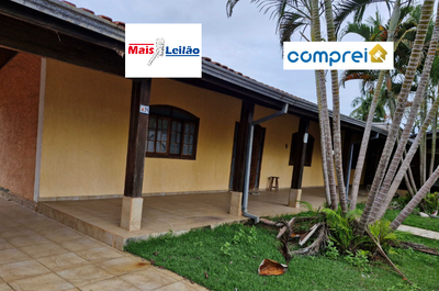 Casa com 400m² de área total e 150m² construída, 3 quartos, 2 banheiros, desocupada