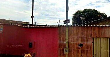 Casa com 2 quartos, banheiro, área de serviço, sala, cozinha e 1 vaga