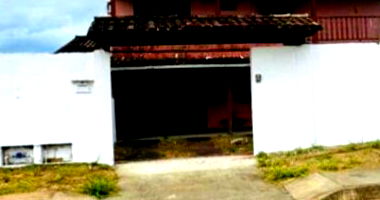 Casa desocupada com 527,43m² construídos e 1.441,74m² de terreno