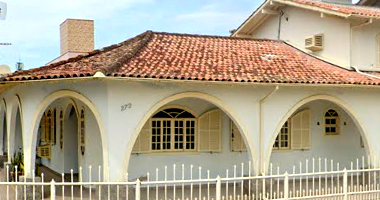 Terreno com Residência de Dois Pavimentos e Garagem