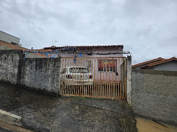 Casa com 1 quarto, banheiro, sala, cozinha e 1 vaga