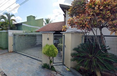 Casa com 300m² de terreno e 214m² de área construída no Jardim Primavera