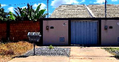 Casa com 2 quartos, 2 banheiros, varanda e 1 vaga de garagem