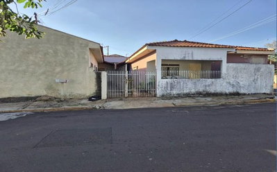 Casa com 139m² de área construída em terreno de 165m², ocupada, ótima oportunidade de investimento.