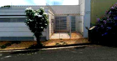 Casa ocupada com 363m² terreno e 249m² construída