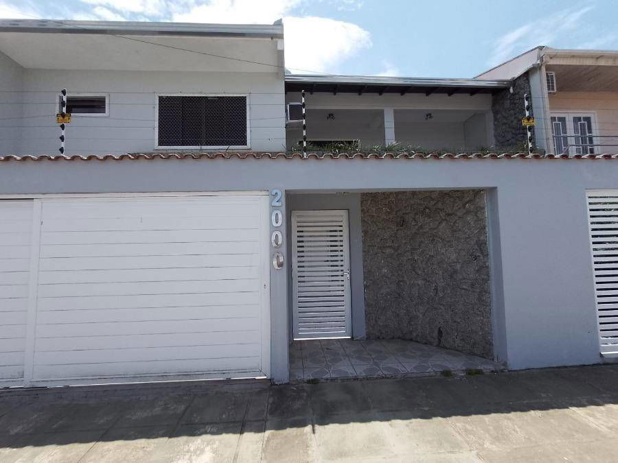 Casa com 3 quartos, 2 banheiros, 198m² construída, ocupada