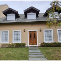 Casa com 6 Quartos e Piscina em Guararema/SP