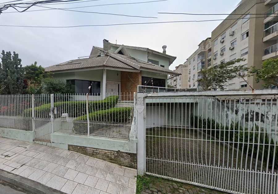 Casa ampla com 512m² construída, 588m² terreno, desocupada