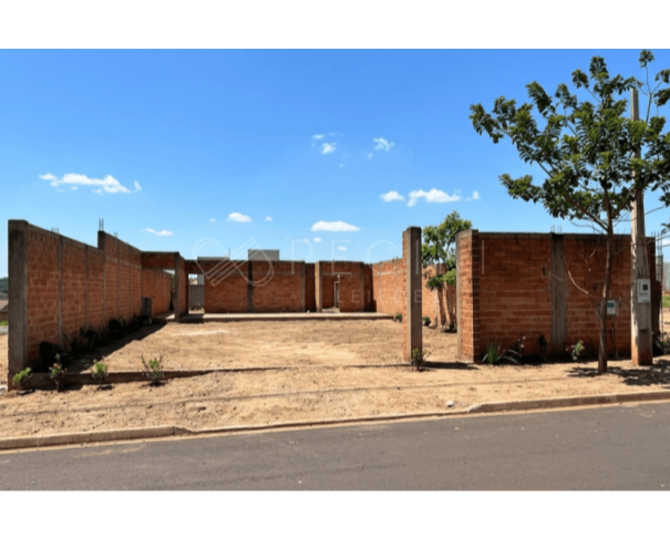 Terreno com construção inacabada, 360m²
