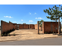 Terreno com construção inacabada, 360m²