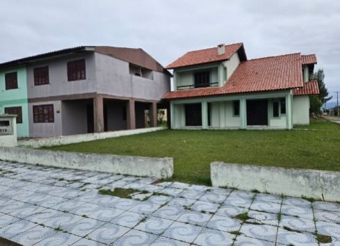 Casa de alvenaria com 194,02m² em terreno de 420m²