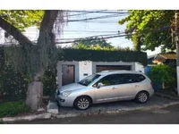 Casa ocupada com 611m² e 2 vagas em condomínio