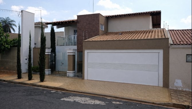 Casa com 263 m² de área construída, ocupada, com 3 quartos e 2 banheiros