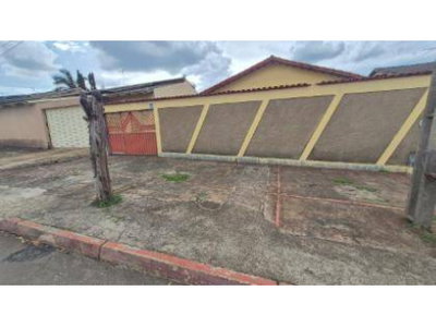 Casa ocupada com 310 m² e 1 vaga em leilão