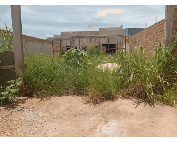 Terreno com construção inacabada, 285,54m²