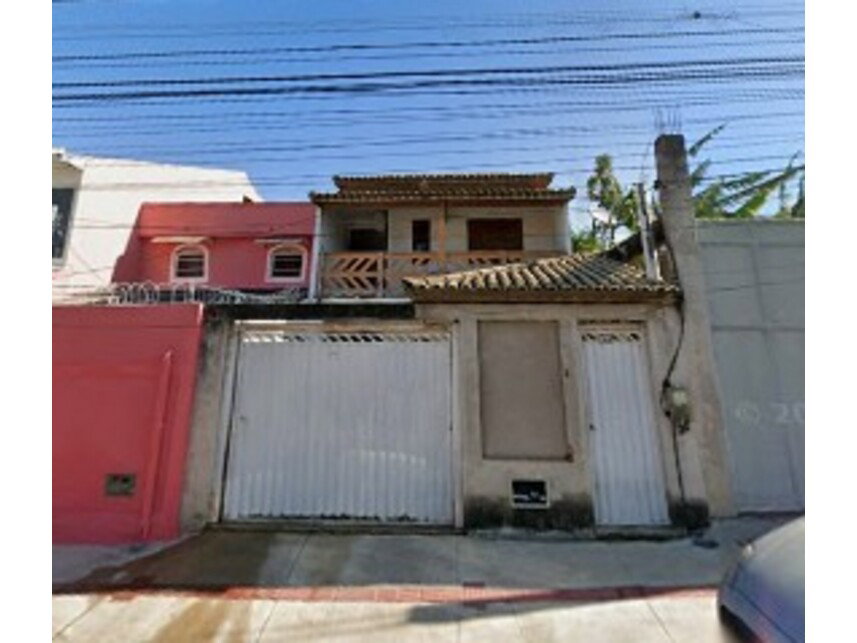 Casa em Leilão com 310m² Construída e 180m² de Terreno