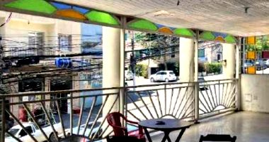 Prédio com 250m² construídos, 25 quartos, garagem e copa