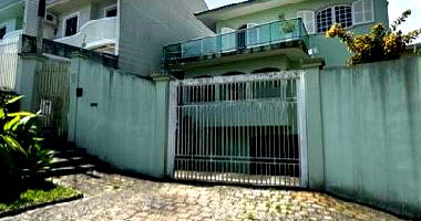 Casa com 3 quartos, 2 banheiros e 2 vagas
