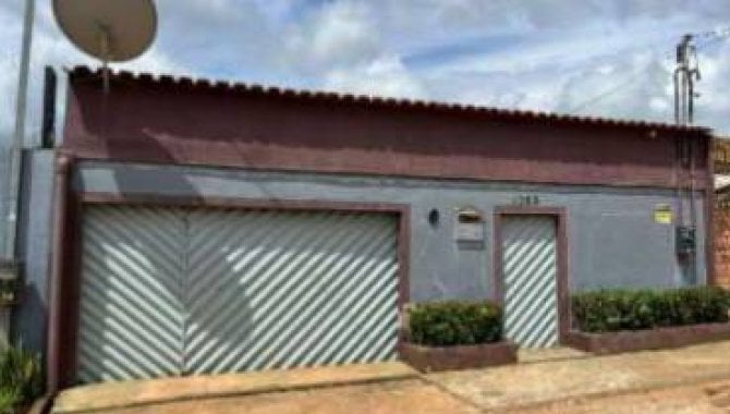 Casa com 3 quartos, 1 banheiro e 1 vaga de garagem
