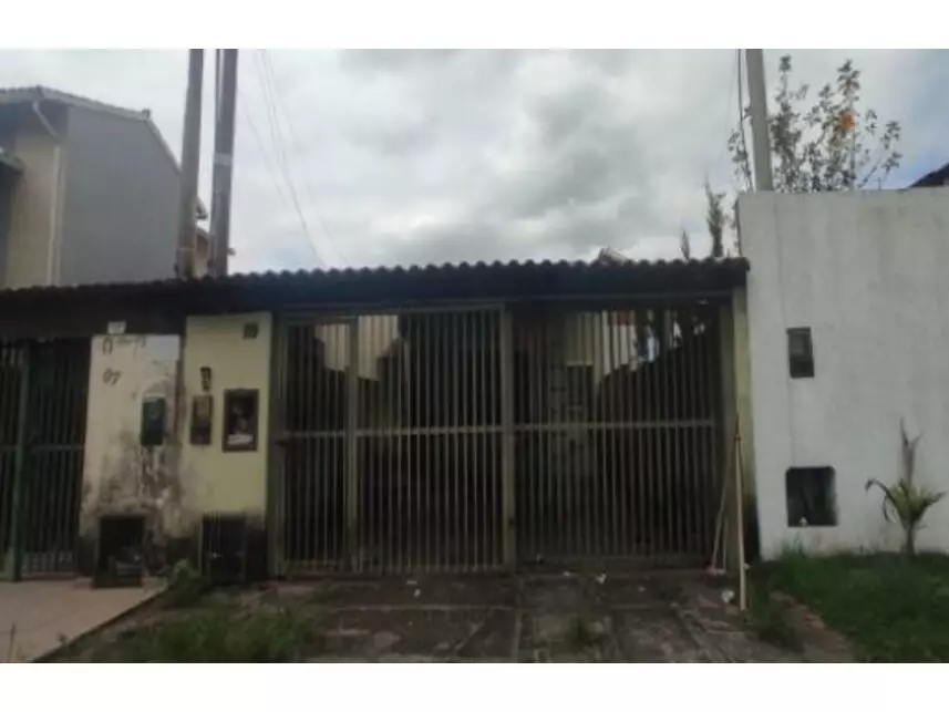 Casa Ocupada com 3 Quartos e 2 Banheiros em Leilão
