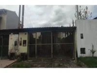 Casa Ocupada com 3 Quartos e 2 Banheiros em Leilão