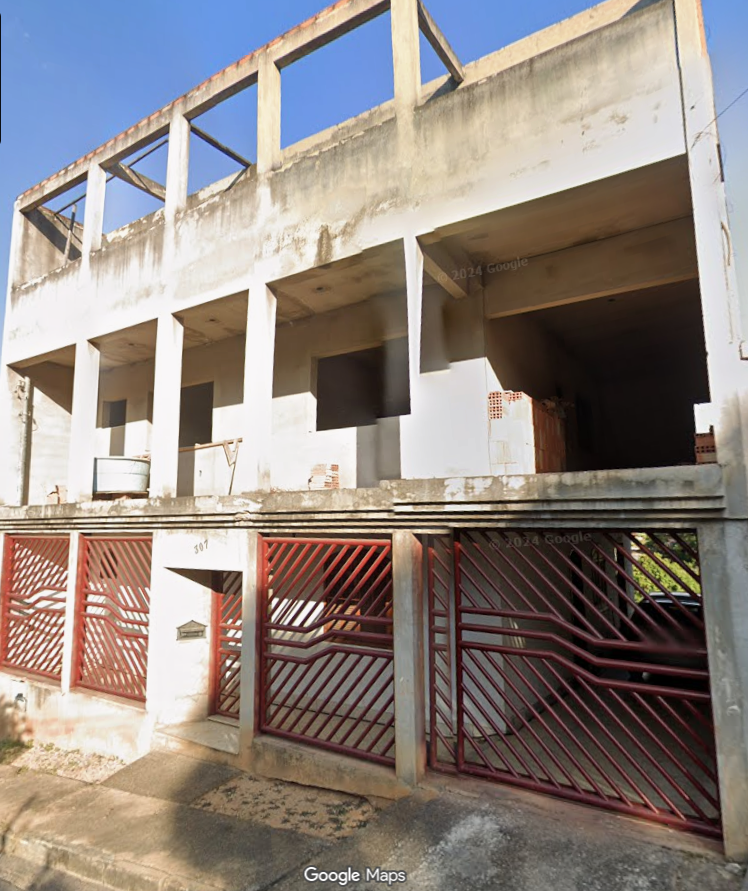 Casa com 360m², 3 pavimentos e garagem
