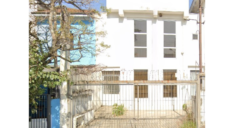 Imóvel comercial com 240m², 2 pavimentos, 4 banheiros e 2 salões