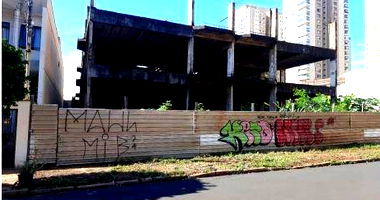 Terreno com Prédio Residencial em Construção - 693m²