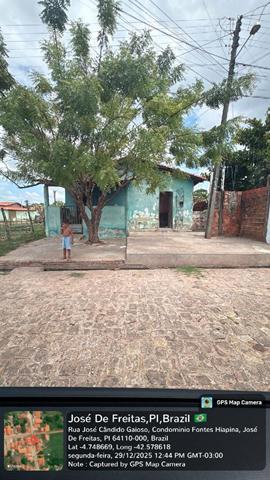 Casa com 2 Quartos, Varanda e 60m² de Área Construída